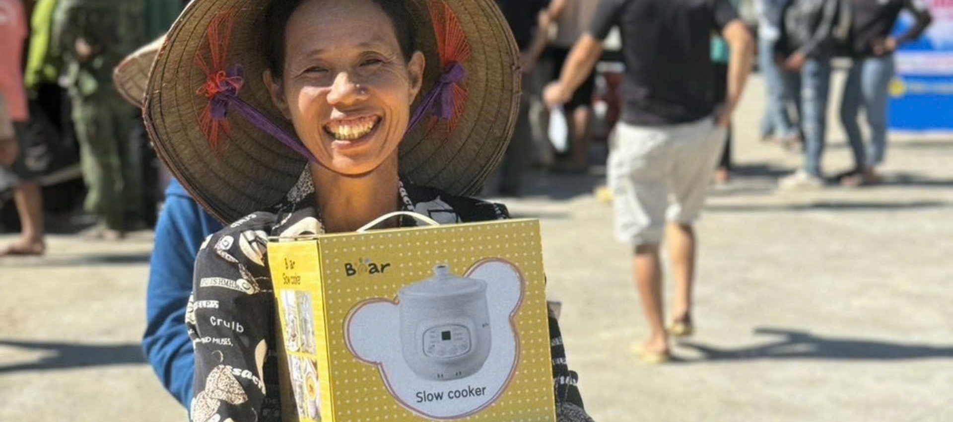 BEAR แบรนด์เครื่องใช้ไฟฟ้าภายในบ้านของจีนบริจาคสิ่งของเพื่อสนับสนุนการฟื้นฟูภัยพิบัติไต้ฝุ่นในเวียดนาม