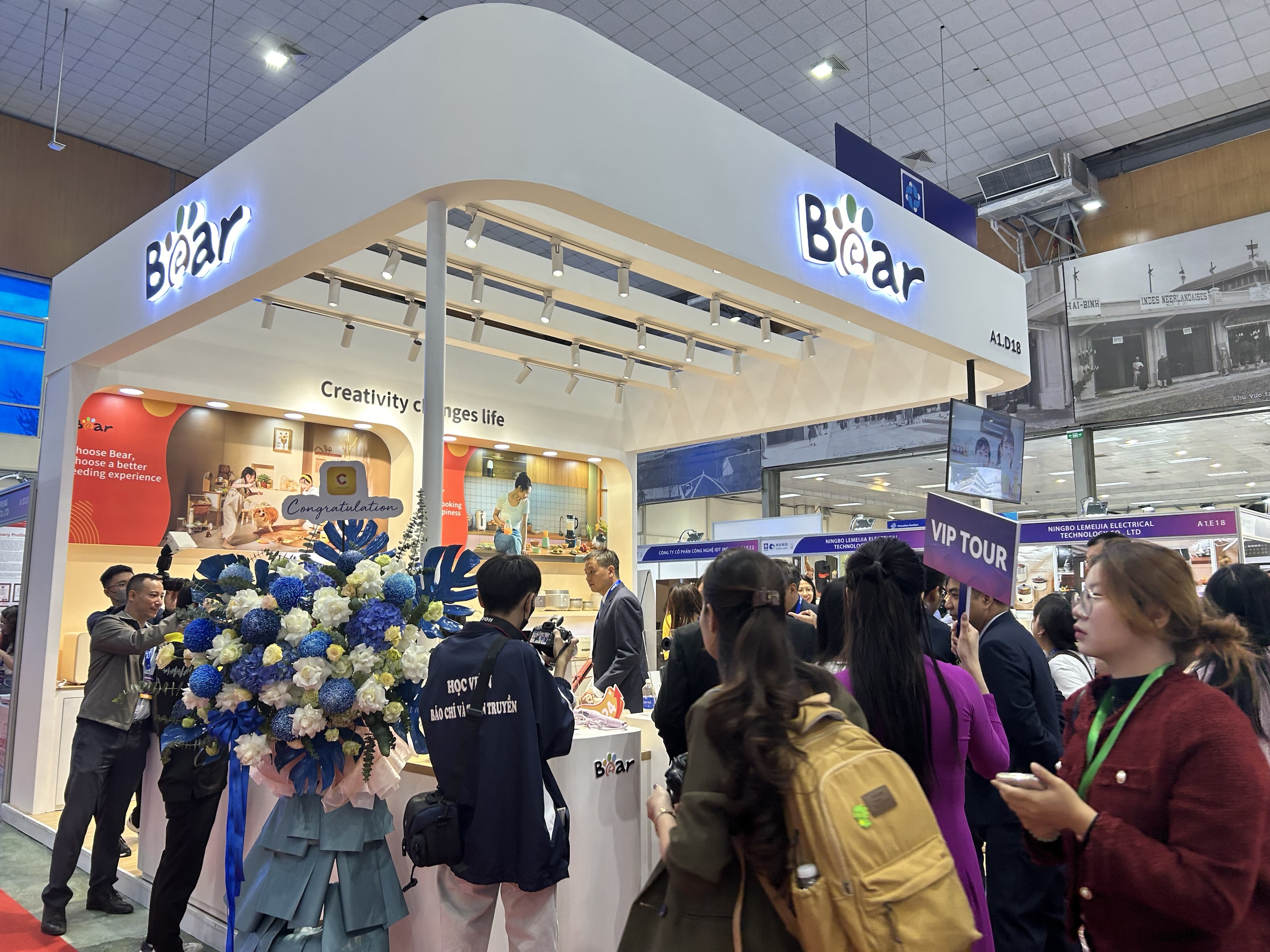 หมีอินโดนีเซียนิทรรศการ